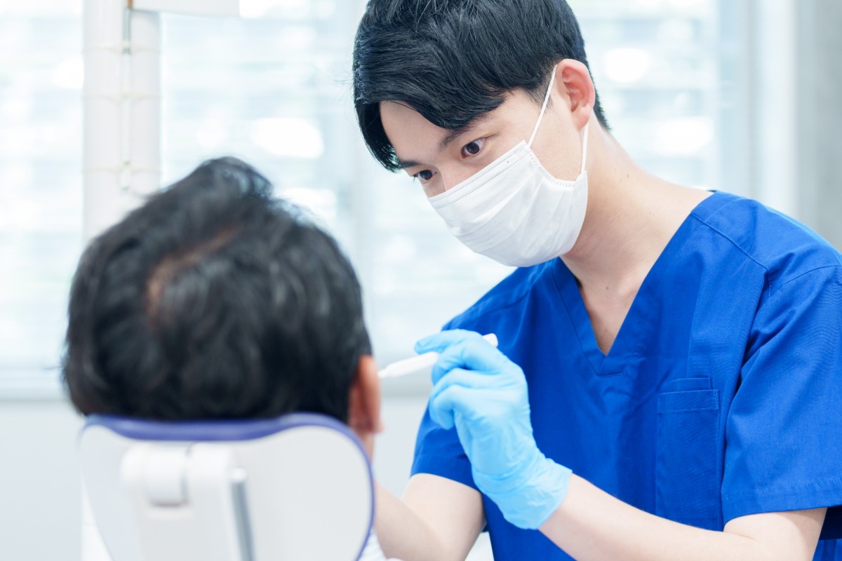 歯周病の治療をしている様子