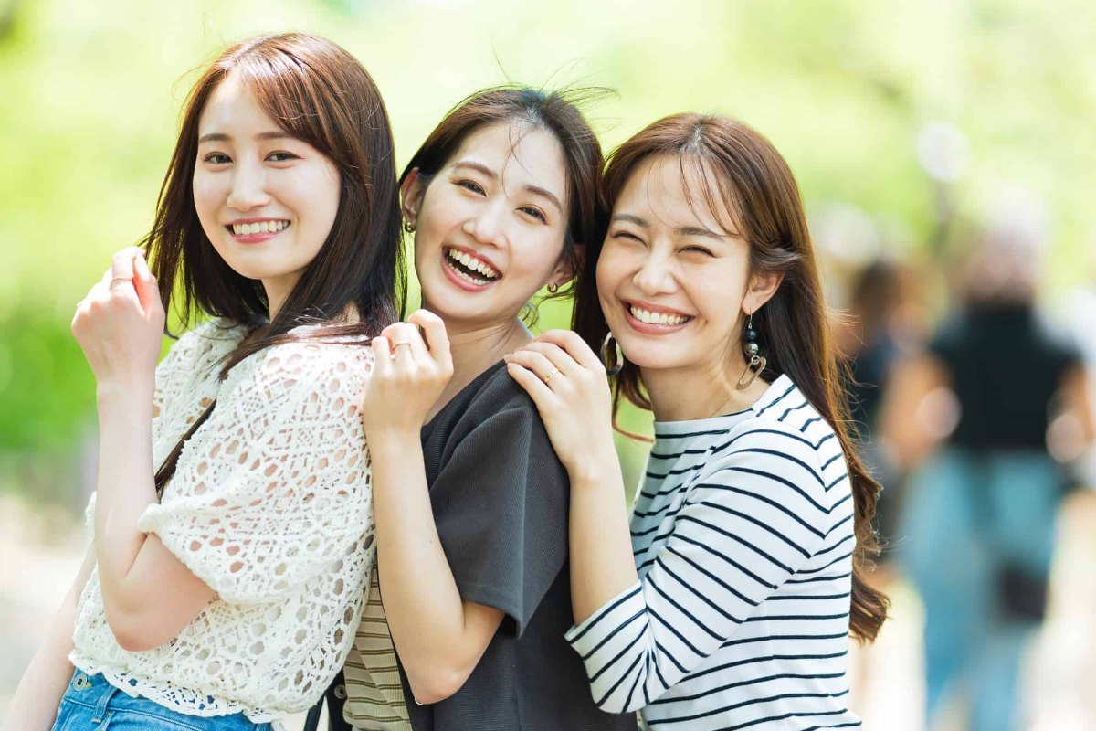 根管治療を終えて友人と楽しむ女性